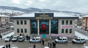 Eskişehir İnönü Adliyesi yeni hizmet binası önünde polis araçları ve açılış hazırlıkları.